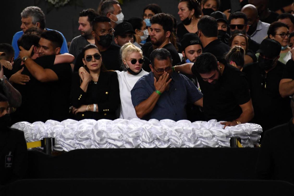 Los fanáticos comenzaron a hacer fila al amanecer afuera del estadio, con capacidad para 15.000 personas, donde grandes arreglos florales llegaban en flujo constante.