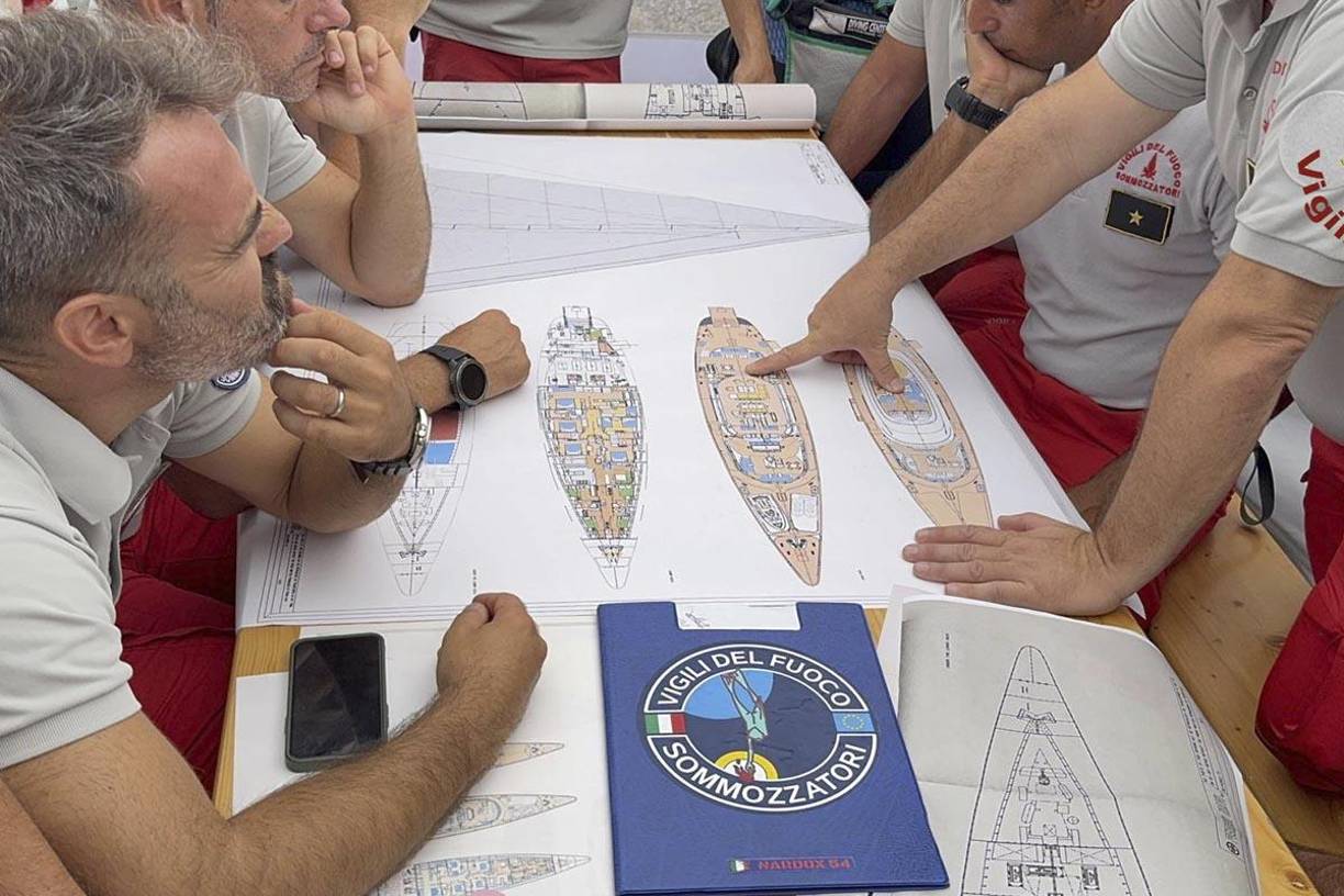 La joven fue localizada, al igual que las demás víctimas, fuera de los camarotes, lo que ha hecho pensar que las seis víctimas intentaron salir del velero mientras se hundía.