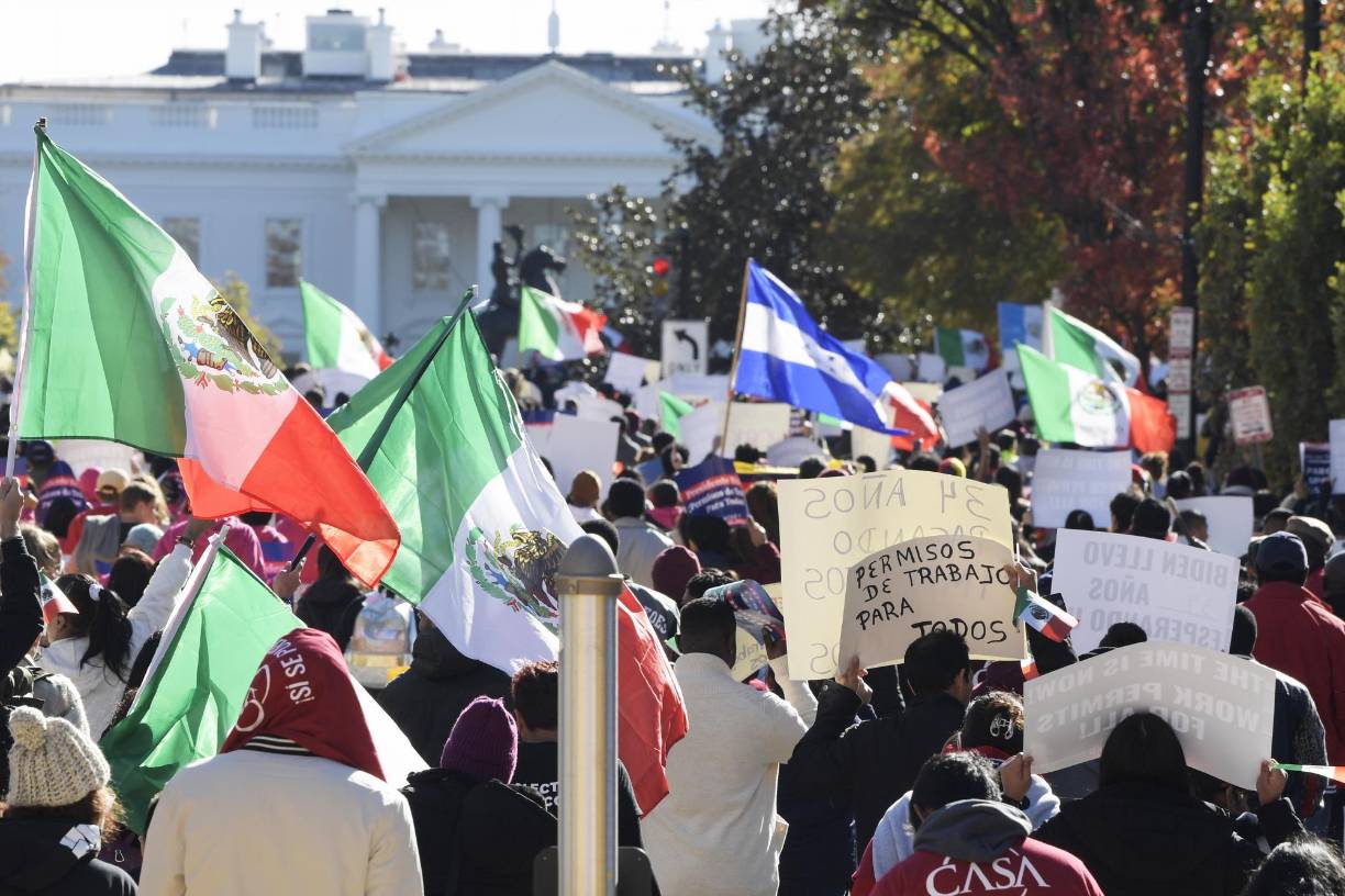 A los pocos días de asumir su mandato en enero de 2021, Biden envió al Congreso un proyecto de ley que reformaba el sistema migratorio. Consiguió el apoyo de la Cámara Baja, entonces controlada por los demócratas, pero no cuajó en el Senado, donde los progresistas tenían y tienen la mayoría.