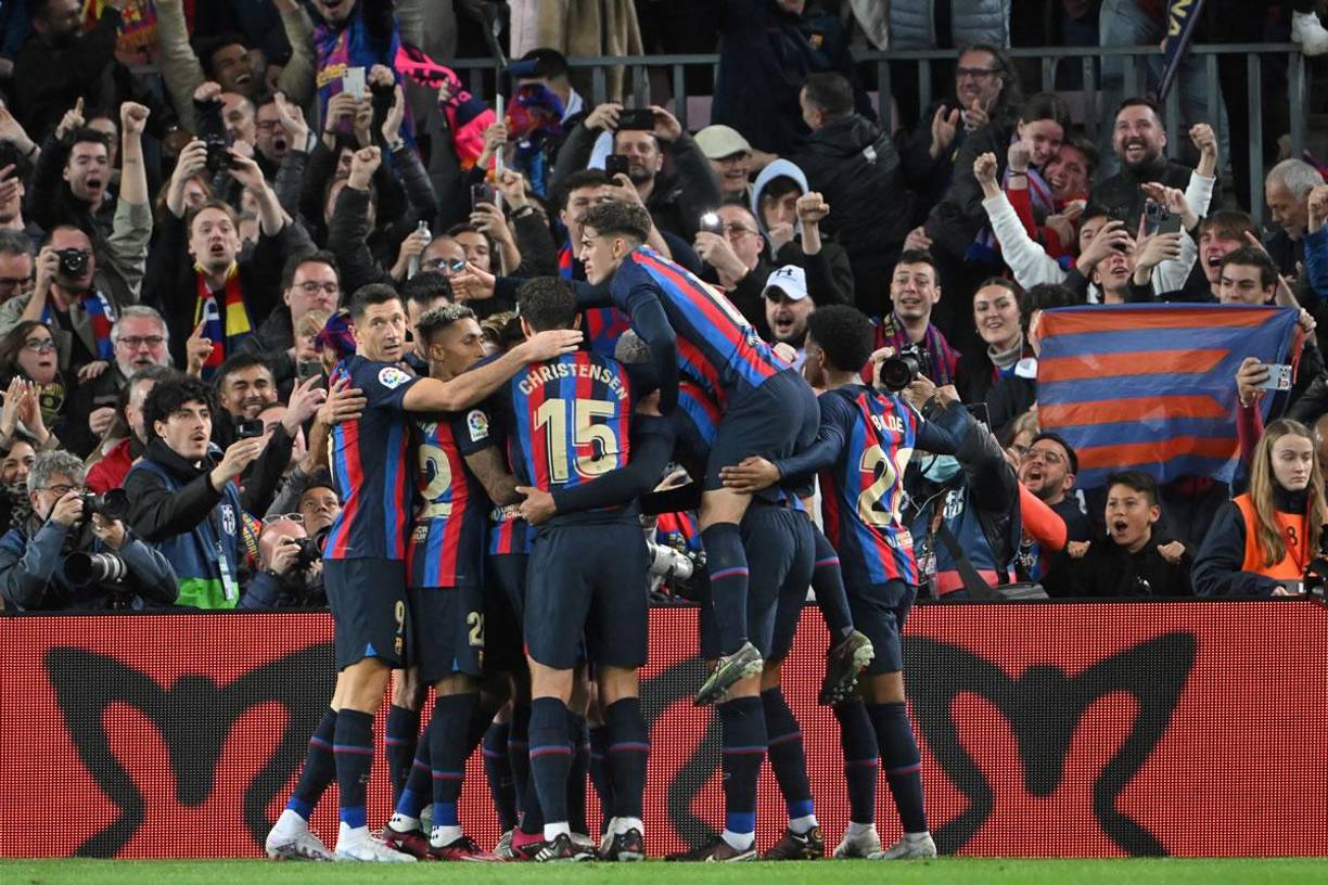 La celebración de los jugadores del Barcelona tras el gol Sergi Roberto ante el Real Madrid.