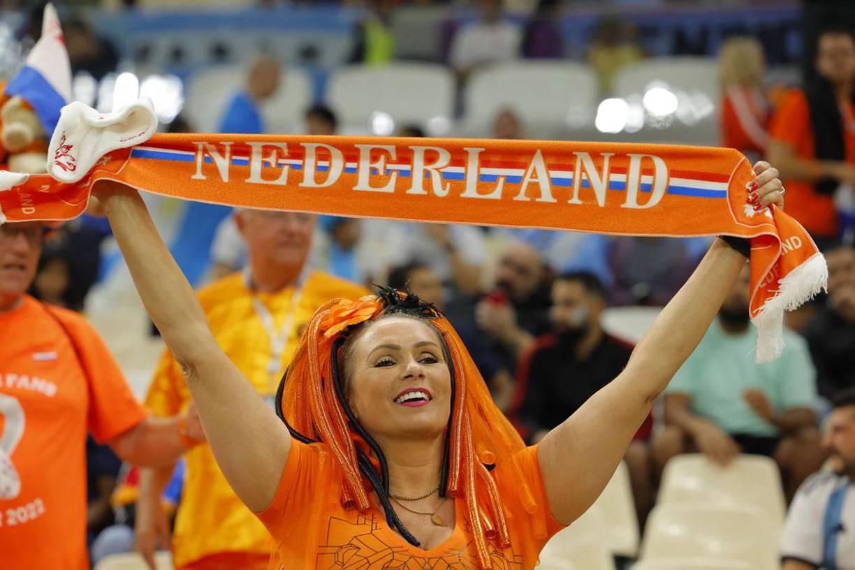 Una aficionada neerlandesa con una bufanda de Países Bajos.