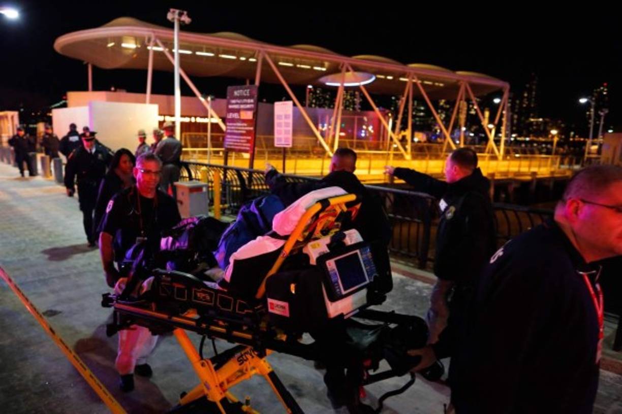 En un diálogo con la torre de control reproducido por medios locales el piloto, Richard Vance, de 33 años, indicó que el motor estaba fallando.<br/><br/>El piloto sobrevivió tras lograr liberarse de su arnés de seguridad.