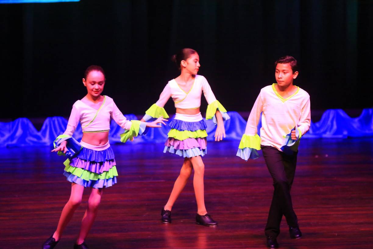  Las diferentes coreografías tuvieron su realce gracias a los llamativos vestuarios y el talento de los apasionados de la danza que fueron aplaudidos por sus seres queridos.