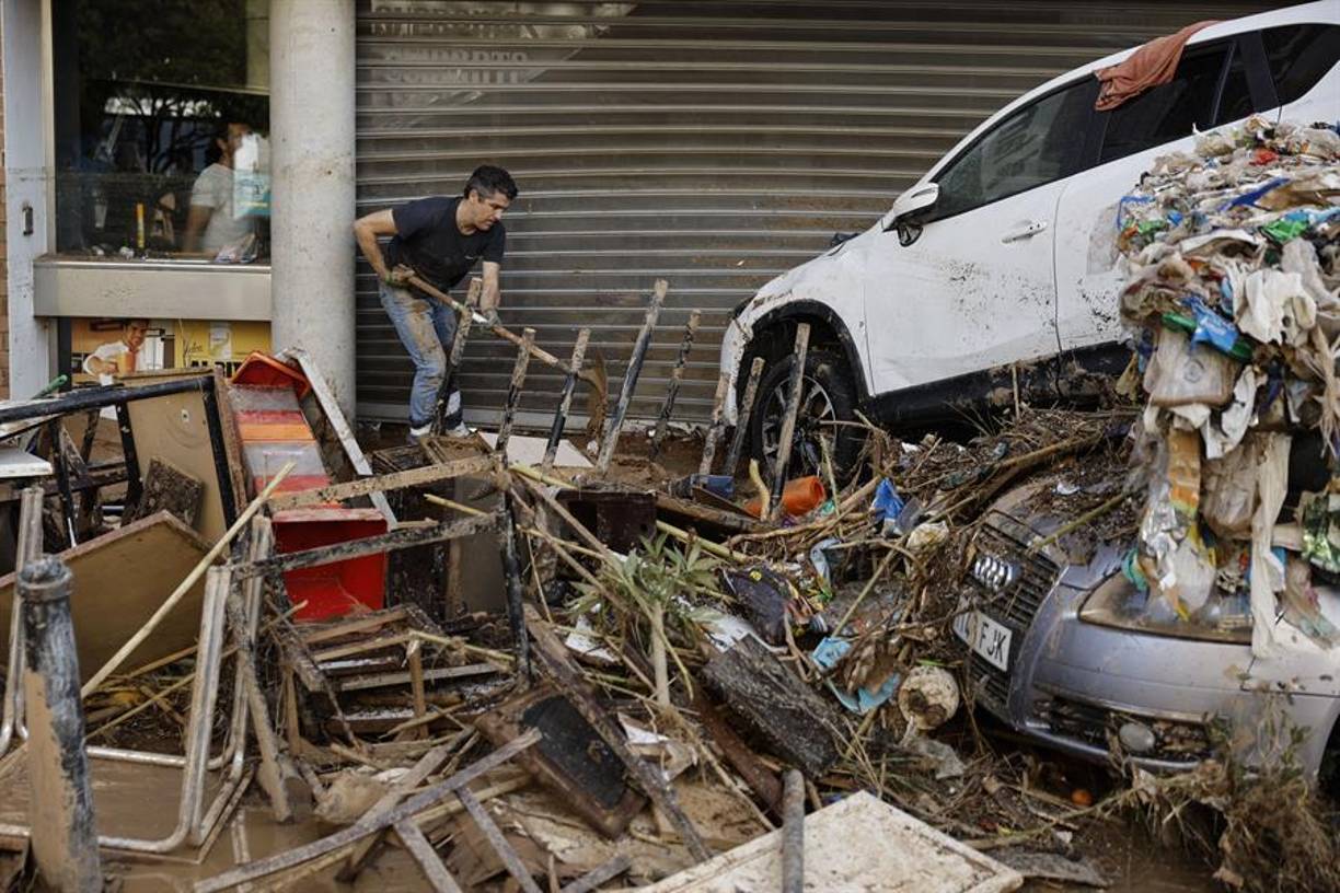 “Ha sido una catástrofe, desde las once de la noche estábamos pendientes de poder salir de casa. El agua estaba a un palmo y nos planteamos sacar los coches pero el agua ya venía muy fuerte, en tres minutos subió a metro y medio y si me llego a meter en el garaje no lo cuento”, relata uno de los residentes de la zona, y recuerda que un vecino suyo intentó sacar el coche y está muerto.
