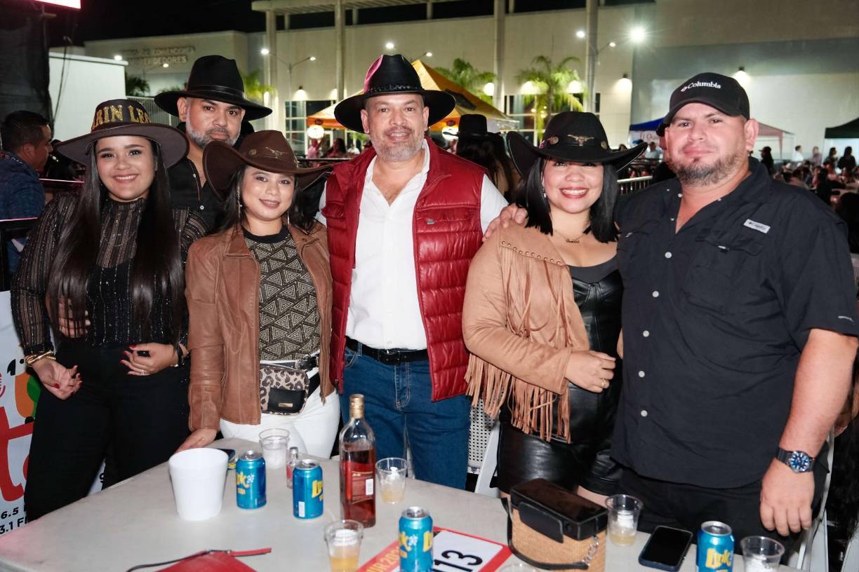 Heyssel Vilchez, Luis Zúniga, Katherine Barralaga, William Zúniga, Pamela Rosales y Dani Peña