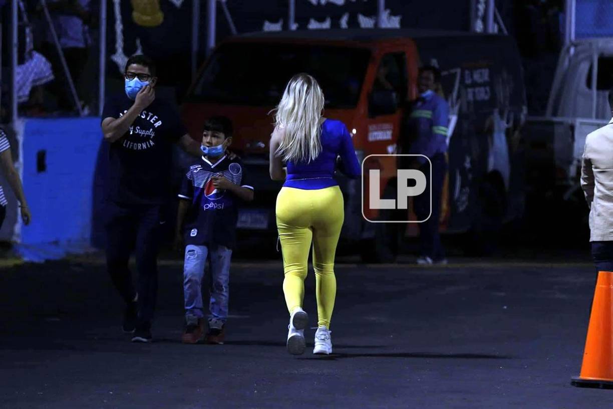 La linda chica robó muchas miradas sobre la cancha del estadio Nacional Chelato Uclés.