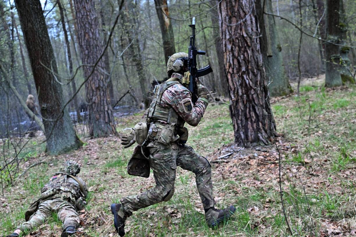 Servicemen belonging to the Ukrainian storm brigade "Bureviy", take part in military exercises outside Kyiv on April 20, 2023. - A Ukrainian brigade that vows to "destroy Russian troops" simulated a skirmish in the woods near Kyiv on Thursday, as the country pushes ahead with plans for a counteroffensive. (Photo by Sergei SUPINSKY / AFP)