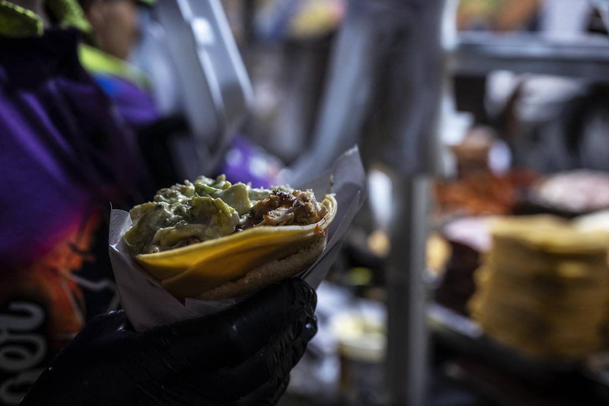 Muchos caficultores destinan parte de su producción para comprar víveres en trueque, empujados por la inflación y las devaluaciones que acabaron con la moneda local y dieron paso a una dolarización informal.