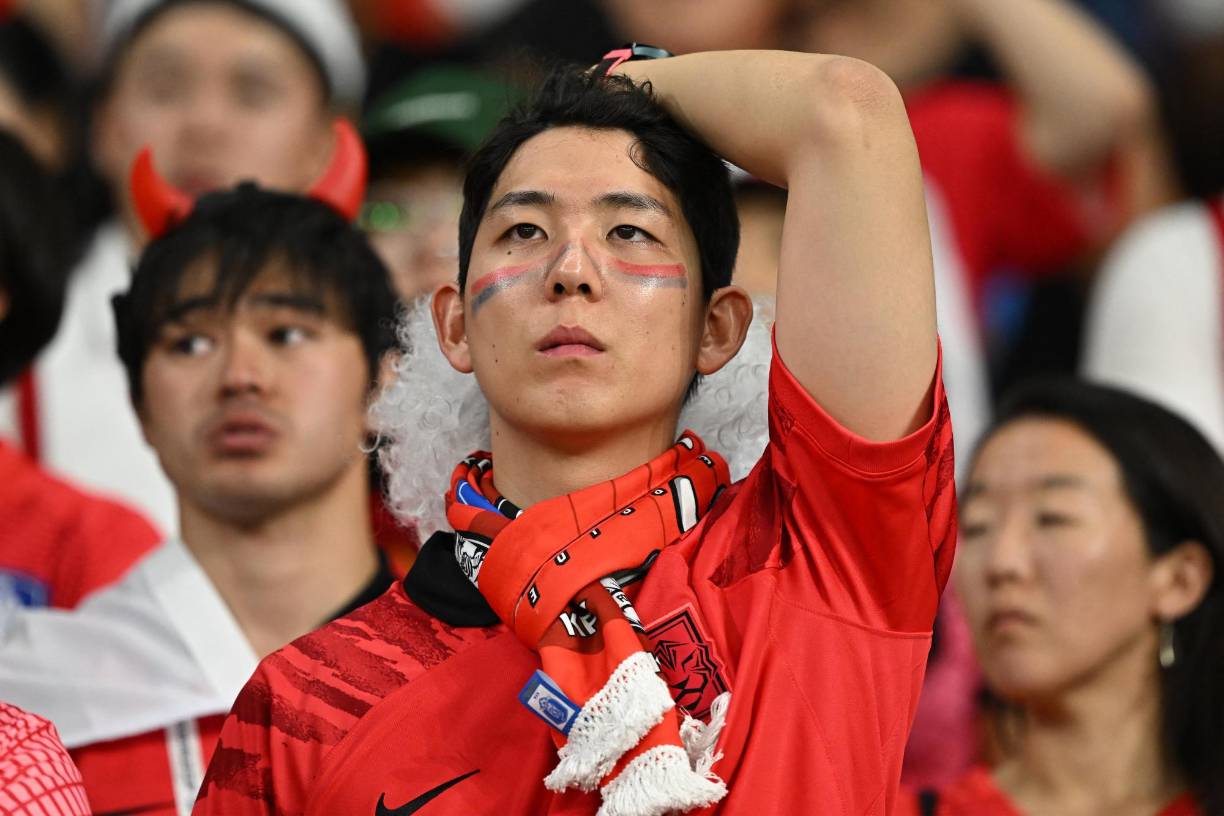 Los aficionados surcoreanos sufrían en las graderías.