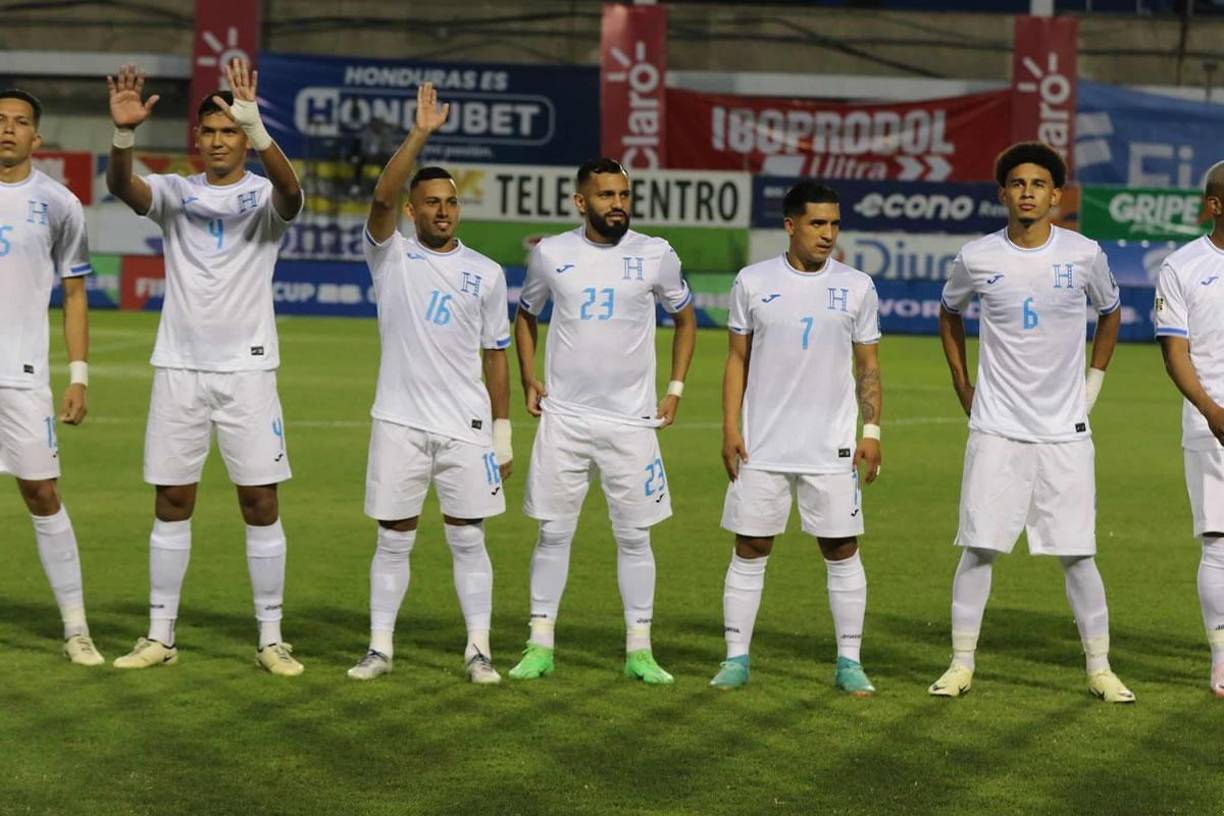 Seleccionados hondureños saludando a familiares en las gradas.