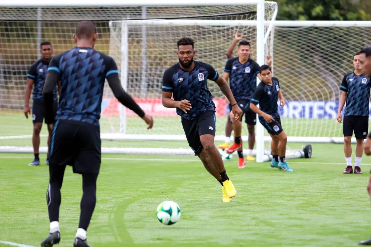 Jorge Benguché se presentó a la práctica del Olimpia. El delantero ha sido pretendido por Marathón y Lobos de la UPN.