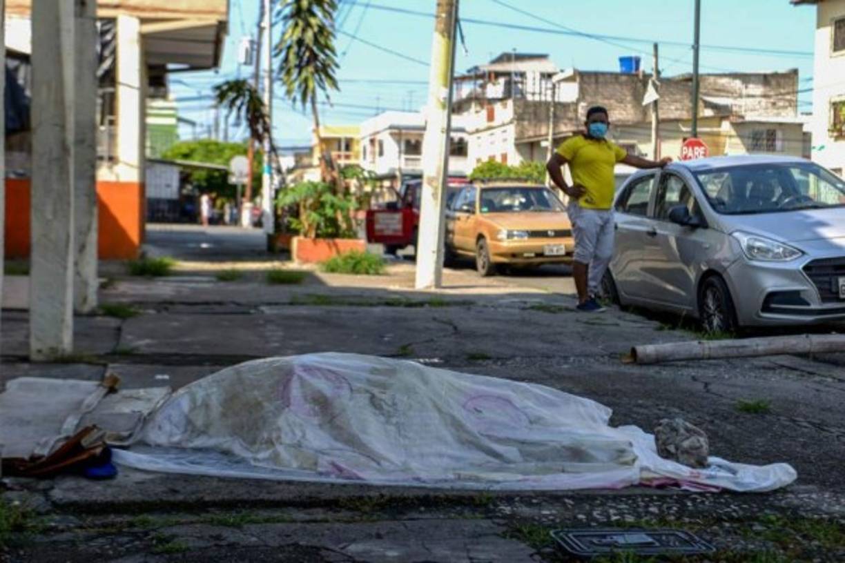 3) Inequidad<br/><br/>Aunque Guayas es la que más aporta a la producción del país (27%), su capital registró 11,2% de pobreza en diciembre, según cifras oficiales. El desempleo y subempleo rondan el 20% en la ciudad, lo que hizo que muchas familias sintieran que estaban preservando la salud para morirse de hambre. 'La gente quiere salir para producir y eso se debe a la misma estructura productiva del empleo informal que existe en Guayaquil', comentó a la AFP el economista Alberto Acosta Burneo, de la consultora Spurrier.