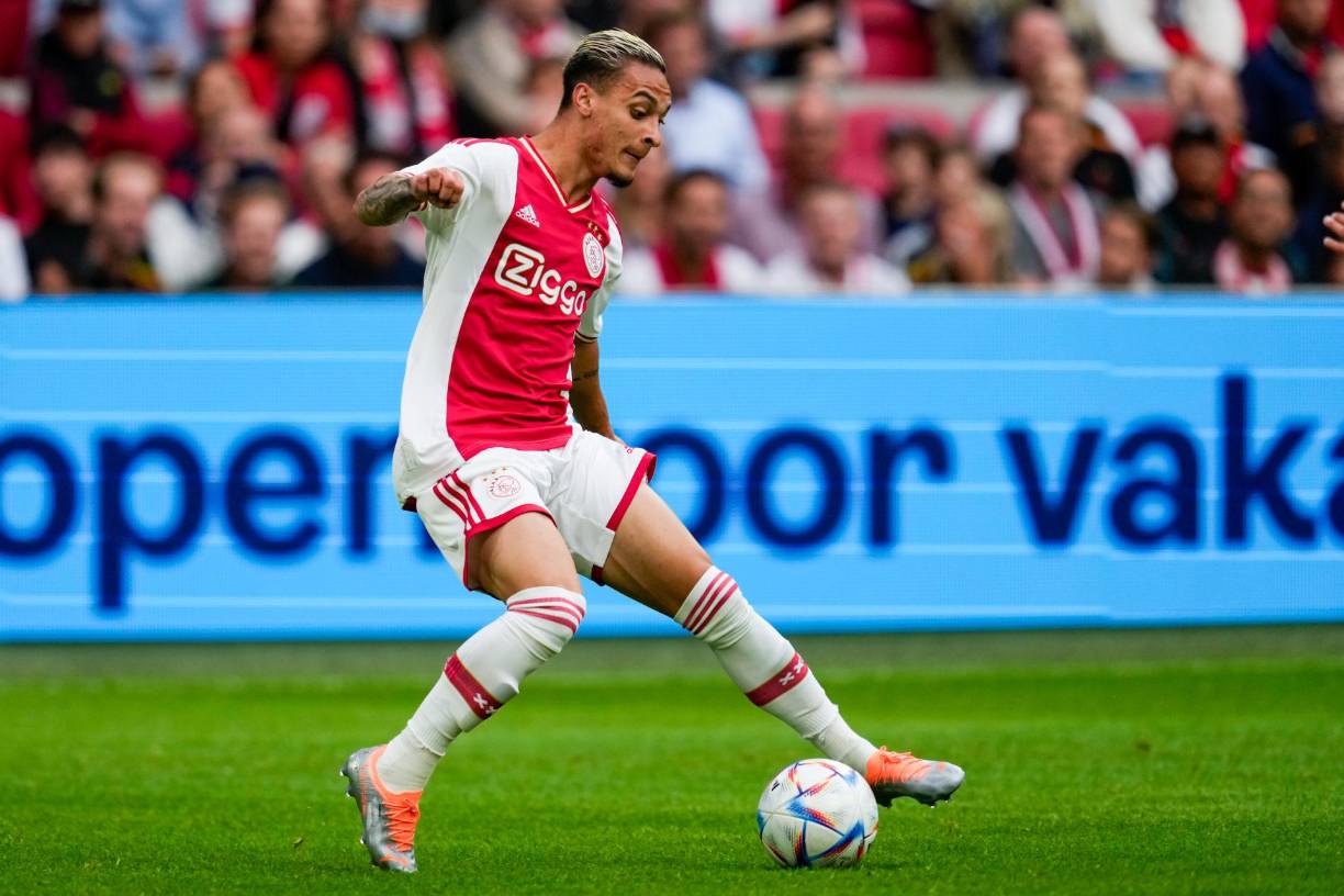 Según información de Sky Sports, el Manchester United estaría preparando una oferta por el delantero brasileño del Ajax, Antony Matheus dos Santos. Dicha propuesta llegaría esta semana a las oficinas del club holandés.