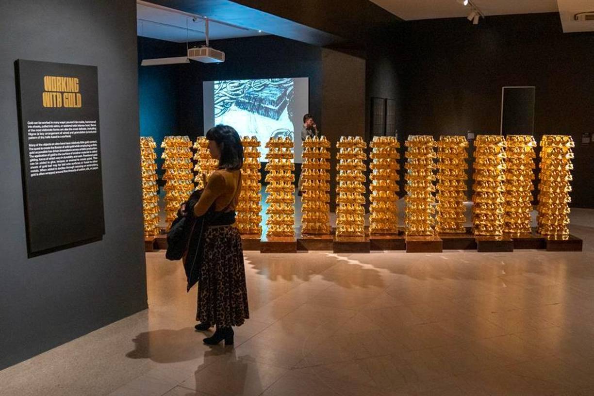 En las tumbas y en las pasarelas de moda Las piezas históricas que expone el museo proceden de distintas épocas, civilizaciones y regiones como Colombia, Panamá, Perú, o Egipto.