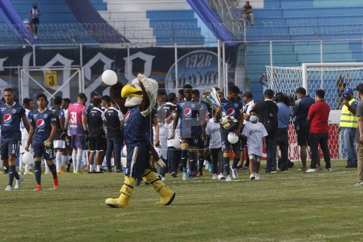Motagua presentó el título número 18 a los aficionados que asistieron al Nacional y también agradecieron al Honduras Progreso el respeto que les mostraron.