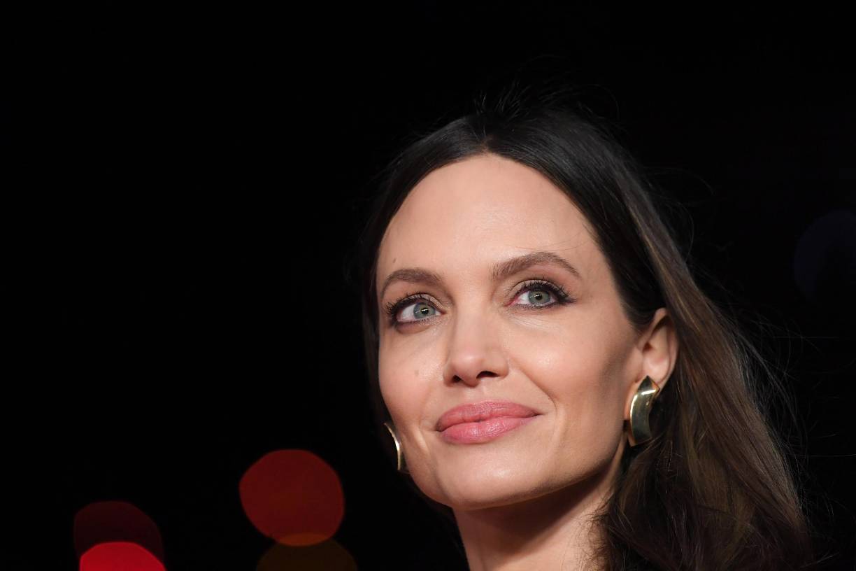 Lo primero que llama la atención es un equipo de súperhéroes de diferentes culturas. En el reparto, paritario, hay dos héroes asiáticos, interpretados por la británica Gemma Chan y el coreano Don Lee; otro paquistaní (Kumail Nanjiani), una hispana, Salma Hayek, o dos negros, los estadounidenses Lauren Ridloff y Brian Tyree Henry.