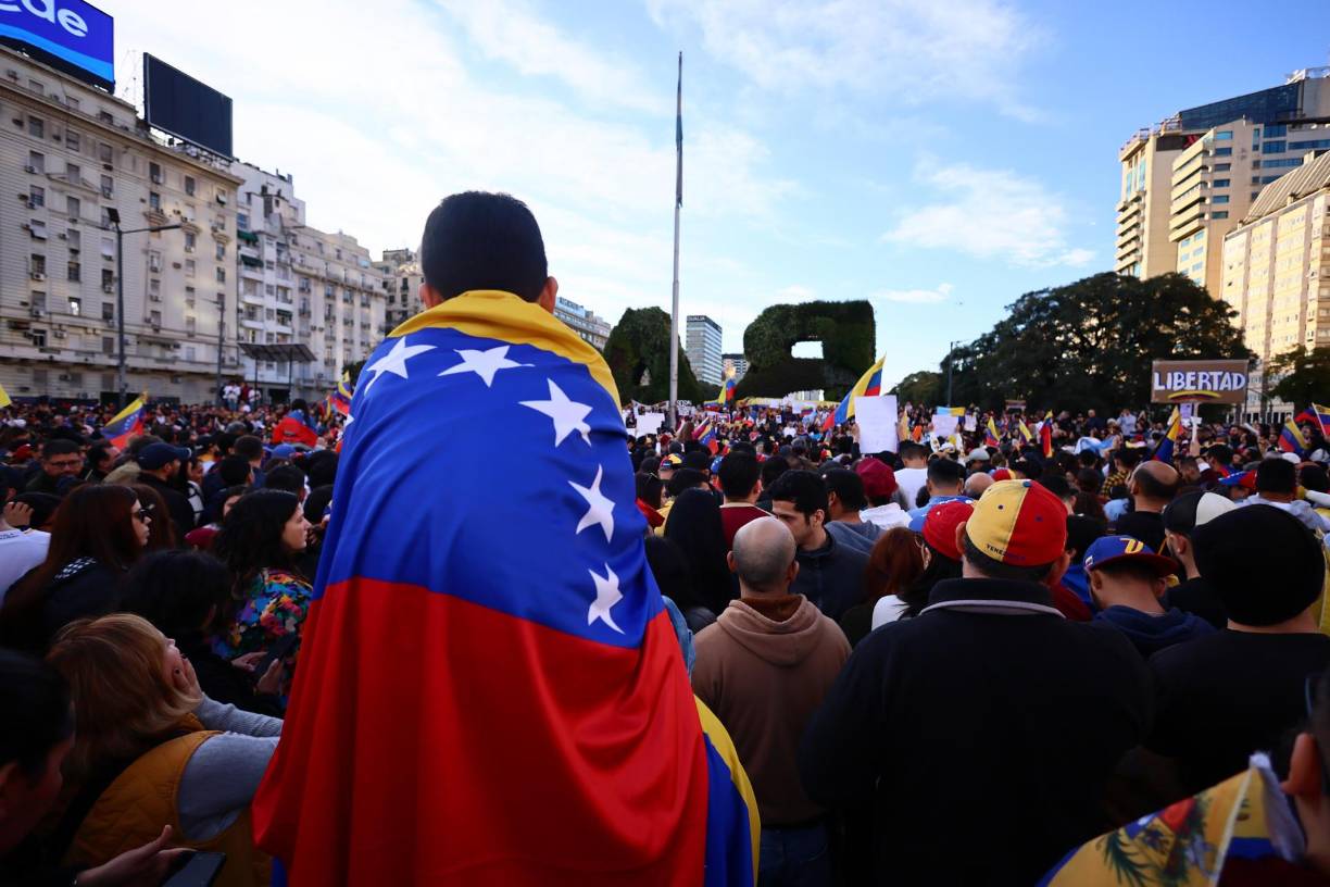  El vicecanciller de Argentina, Leopoldo Sahores, presente en la concentración en el Obelisco de Buenos Aires, les dijo a los venezolanos presentes que “cuentan con el apoyo del gobierno y, sobre todo, más importante aún, de todo el pueblo argentino”.