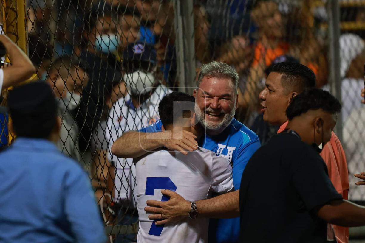 Además de la fotografía con Odín Ramos, el alcalde Roberto Contreras le dio un abrazo al jugador hondureño.