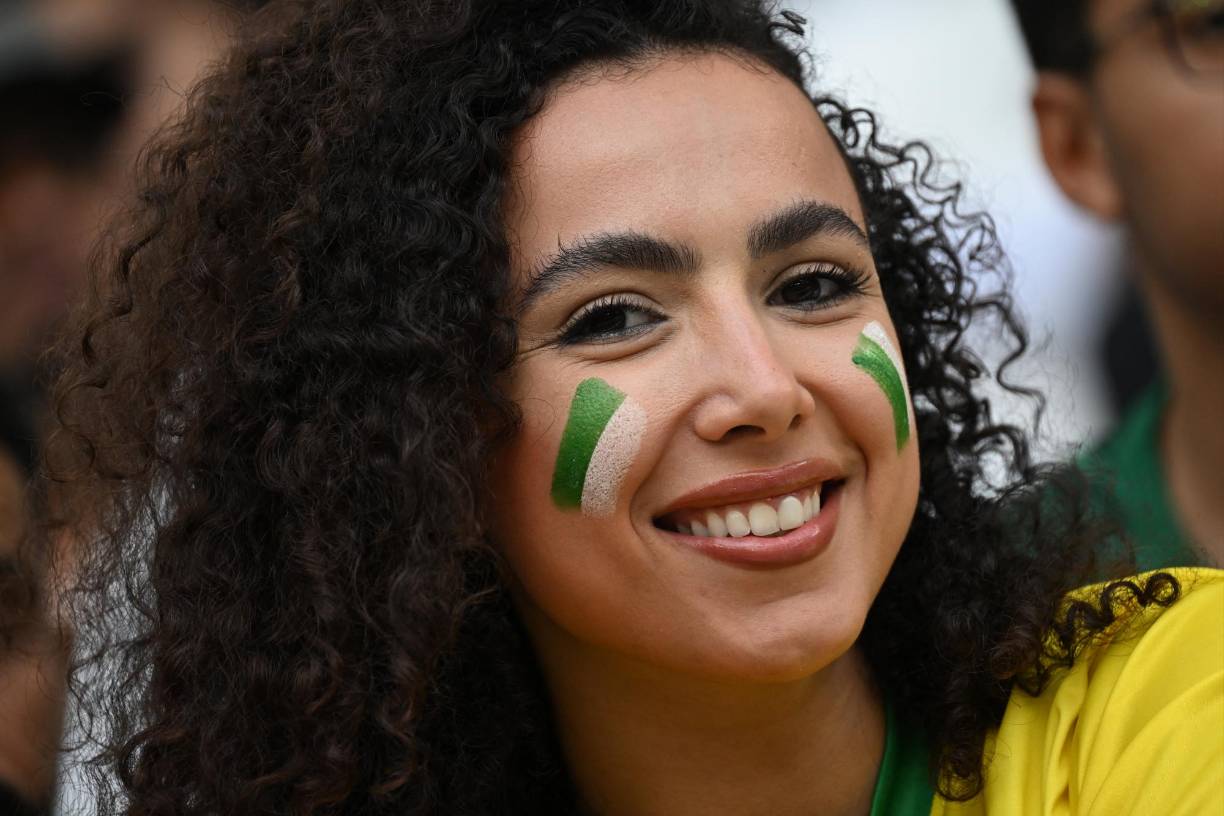 Aficionada de Arabia Saudita apoyando a su selección a pesar de la derrota.