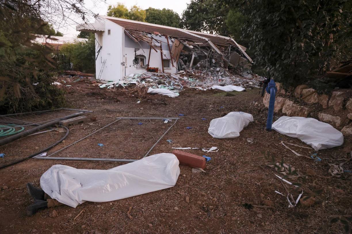 Cuatro o cinco edificios del lugar se ven reducidos a escombros o gravemente destruidos, en parte por el asalto de Hamás y en parte por los combates posteriores para retomar el control.