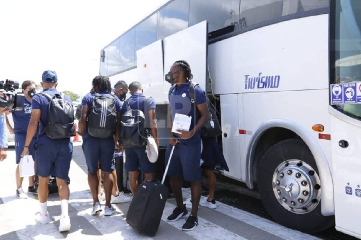 La Bicolor emprendió el viaje este día para competir a los Juegos Olímpicos. Salieron del Aeropuerto Ramón Villeda Morales de San Pedro Sula.<br/>