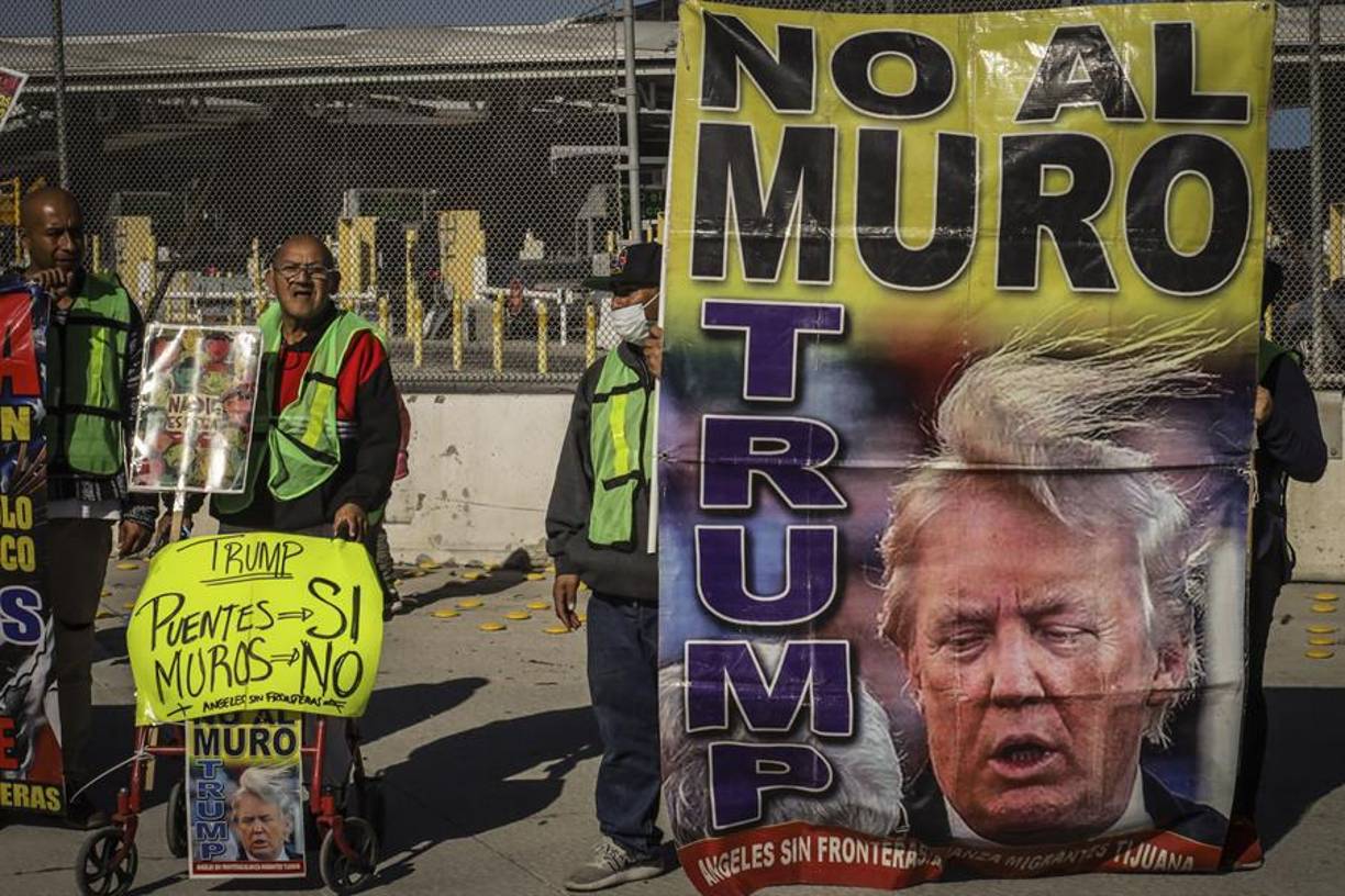 Desde ese punto, personas de todas las edades marcharon portando pancartas con mensajes alusivos a Trump y proclamas en contra de las medidas que pretende llevar a cabo el expresidente de EEUU (2017-2021), que volverá a la Casa Blanca el próximo 20 de enero.
