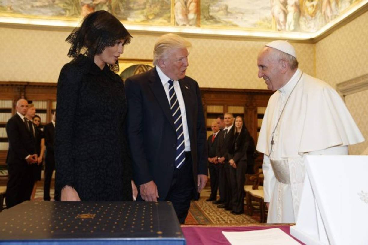 Durante la reunión en el Vaticano entre Donald Trump y el papa Francisco, fue Melania quien logró hacer sonreír al Papa, que se mostró muy serio con el mandatario estadounidense. Francisco incluso le hizo una broma sobre un postre esloveno a la primera dama.