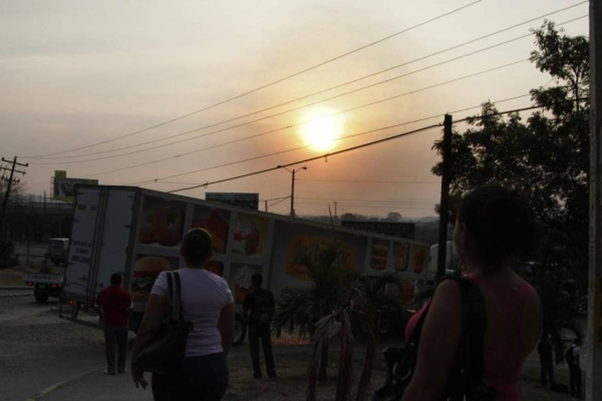 La fuerza laboral sampedrana se levanta junto al sol. Fotos José Cantarero.
