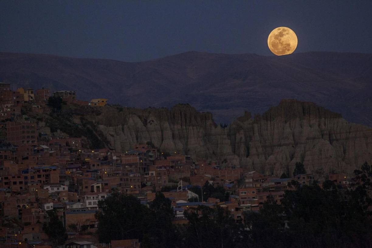 La impresionante vista de la “superluna” desde La Paz (Bolivia).