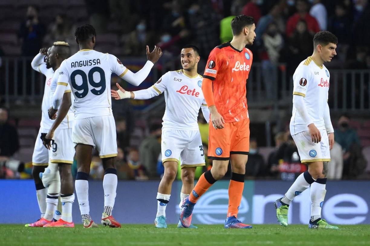 Los jugadores del Napoli celebraron el empate que sacaron del Camp Nou.