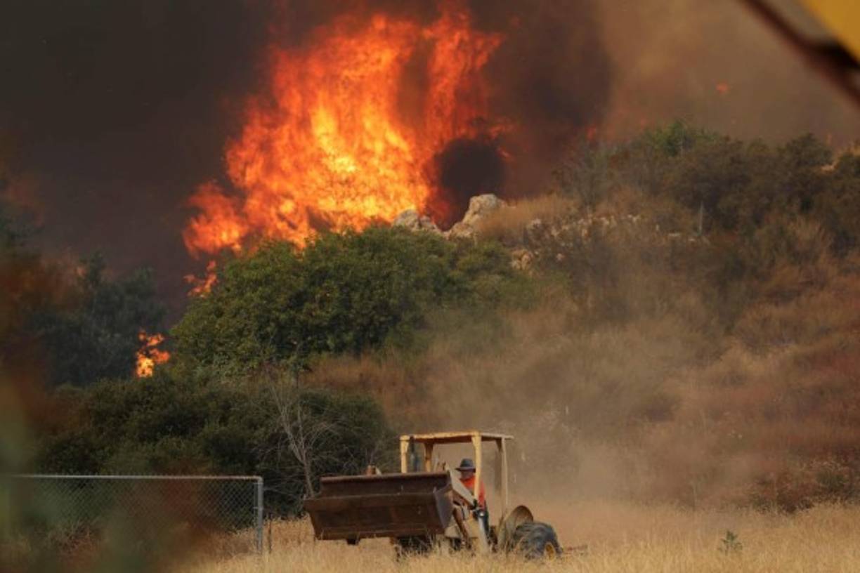 Los bomberos combaten múltiples incendios forestales, y uno de estos habría sido iniciado durante una fiesta de revelación de género de un bebé, según las autoridades.