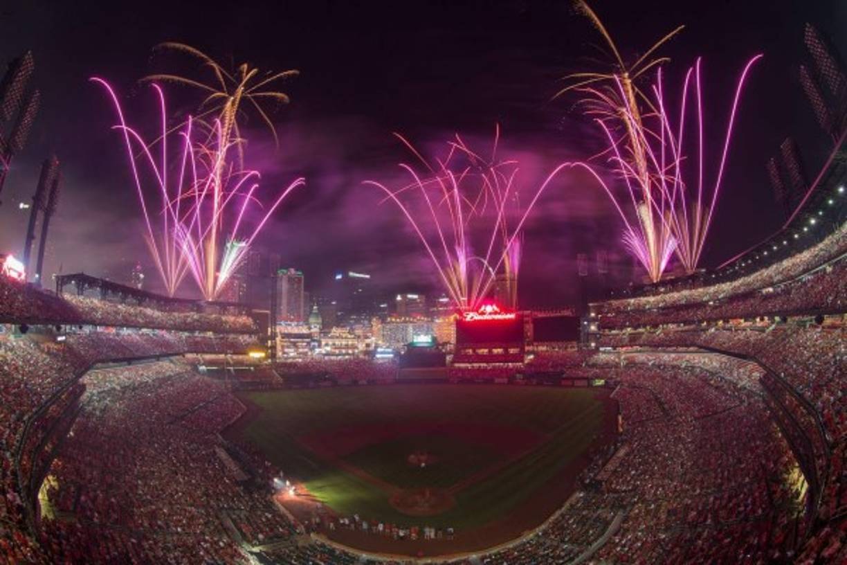 En Misuri, los aficionados observaron el espectáculo de pirotecnia durante el encuentro entre los St. Louis Cardinals y los Miami Marlins en el Busch Stadium.