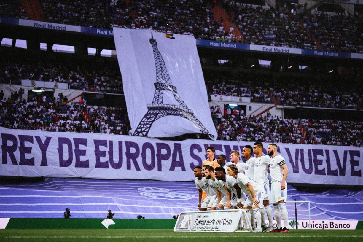 La pancarta también fue acompañada con una imagen de la Torre Eiffel de París, donde el Real Madrid jugará la final de la Champions League el 28 de mayo ante el Liverpool.