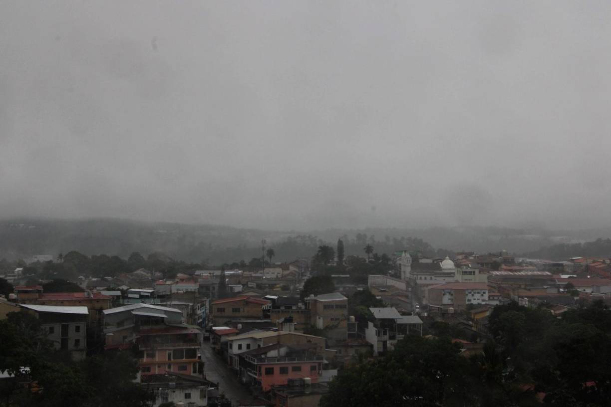 En los últimos días, los hondureños han experimentado bajas temperaturas y lloviznas, principalmente en la zona norte, litoral y occidente del país. 