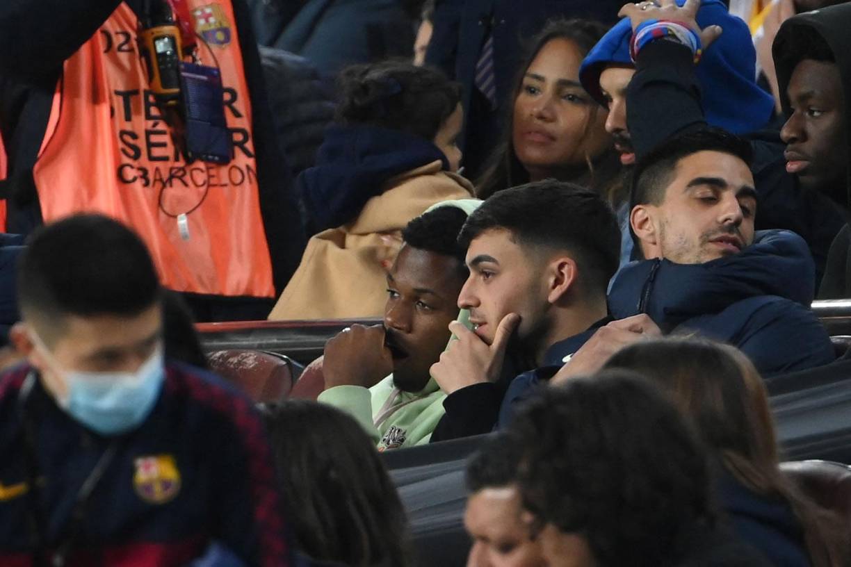 Ansu Fati estuvo dialogando con Pedri durante el juego. Ambos están lesionados.