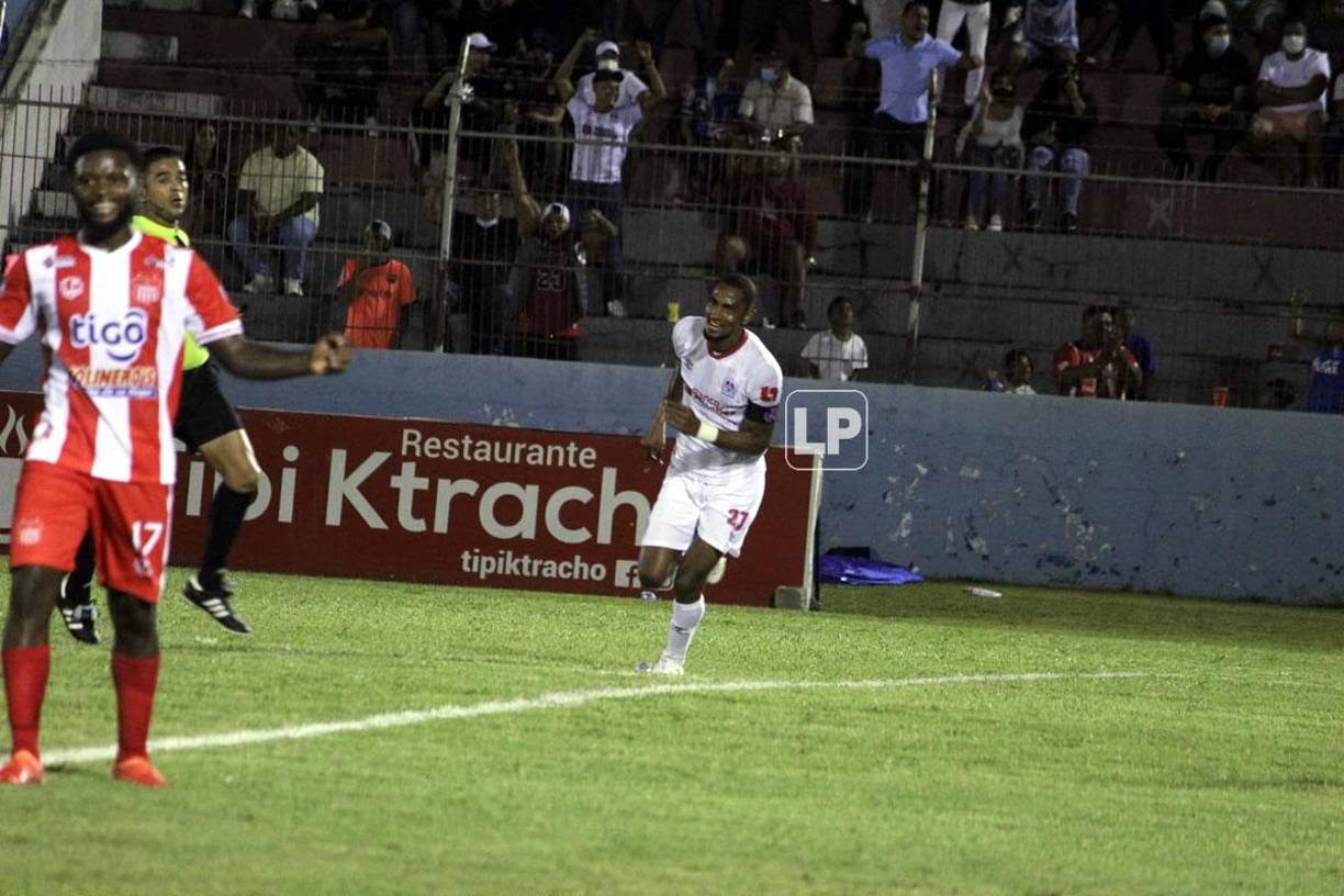 Jerry Bengtson, sonriendo, corre a celebrar su gol contra el Vida.