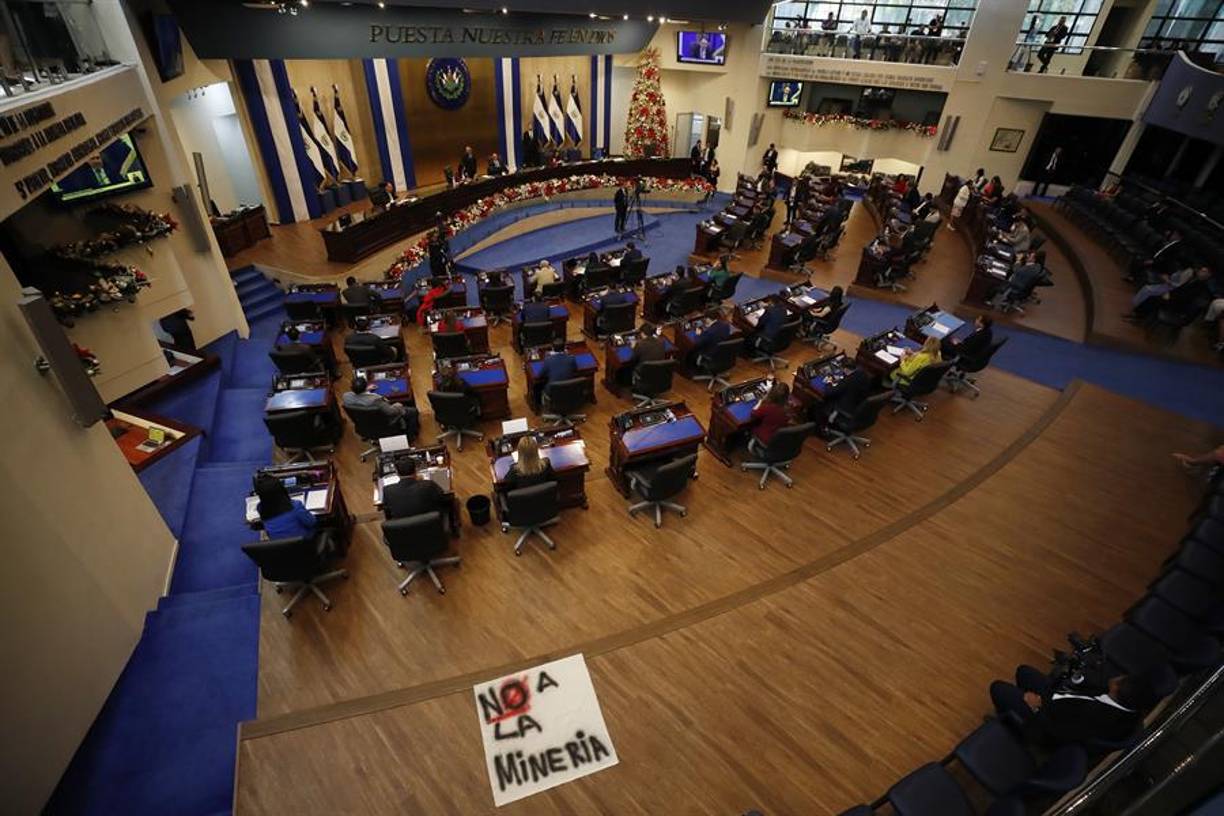 El mandatario dijo en 2024, en su toma de posesión de su segundo mandato consecutivo, pese a que lo prohíbe la Constitución, que buscaría en este quinquenio “sanar” la economía tras vencer al “cáncer” de las pandillas.