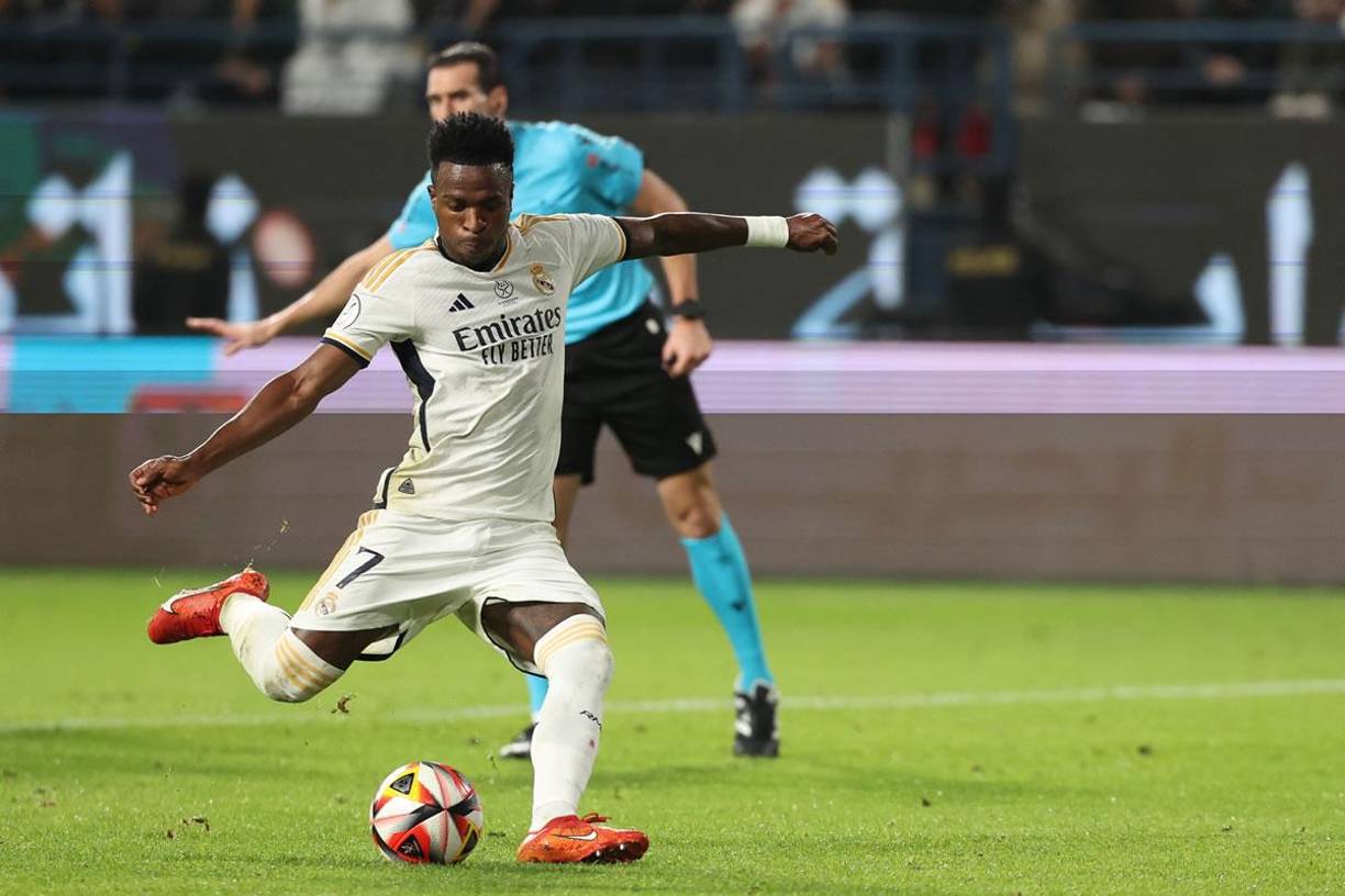 Así cobró Vinicius el lanzamiento de penal para marcar su triplete ante el Barcelona en la final de la Supercopa de España.