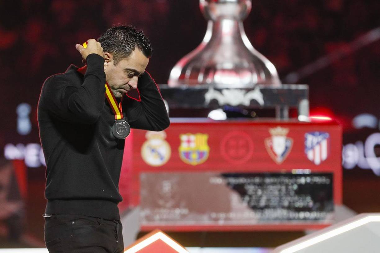Xavi Hernández no dio el ejemplo. El entrenador del Barcelona se quitó la medalla de segundo tras perder la final de la Supercopa de España contra el Real Madrid.