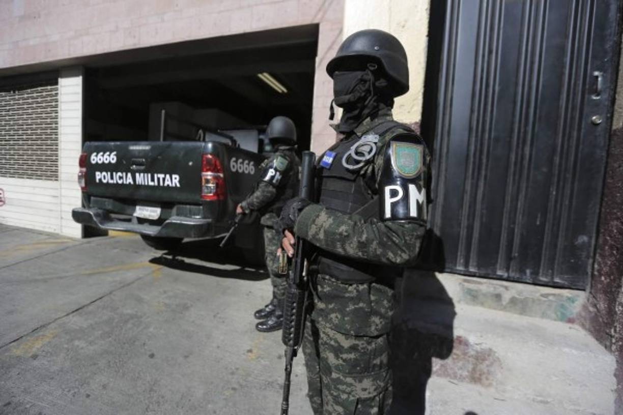 TG34. TEGUCIGALPA (HONDURAS), 28/02/2018.- Militares hondureños montan guardia en el edificio de la Agencia Técnica de Investigación Criminal (ATIC), en Comayagüela, donde se mantiene retenida a la ex primera dama de Honduras Rosa Elena Bonilla, esposa del expresidente hondureño Porfirio Lobo (2010-2014), hoy, miércoles 28 de febrero de 2018, en Tegucigalpa (Honduras). Rosa Elena Bonilla, esposa del expresidente hondureño Porfirio Lobo (2010-2014), fue capturada hoy por elementos de la Agencia Técnica de Investigación Criminal (ATIC) en Tegucigalpa por un presunto caso de corrupción. EFE/Gustavo Amador