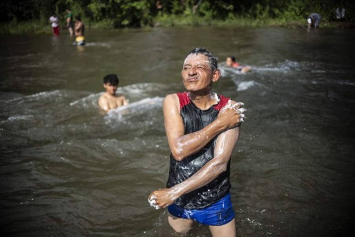 Los hondureños han recibido el apoyo de varios mexicanos, quienes les han brindado comida y objetos de uso personal.