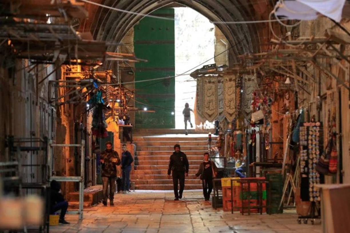 En Jerusalén las calles usualmente atestadas de turistas y peregrinos lucen vacías por el temor al coronavirus.