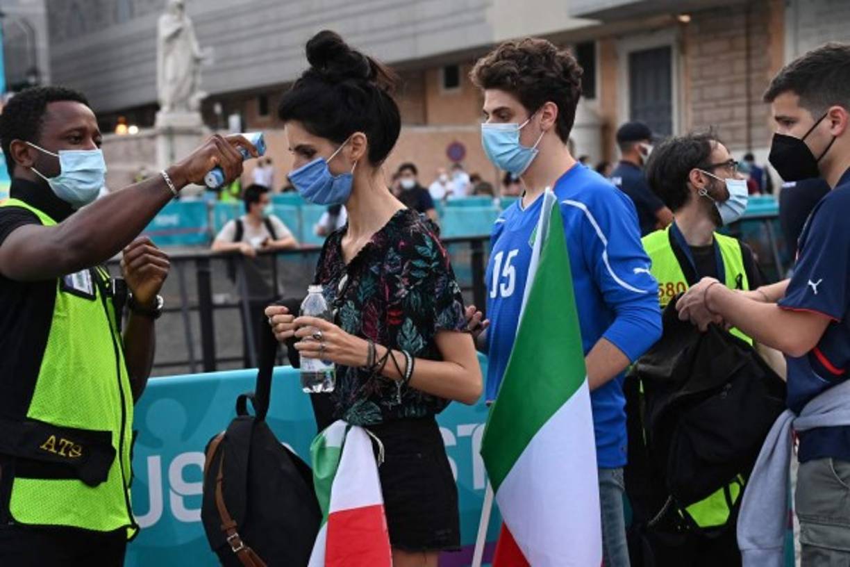 Cuerpos de seguridad vigilan el ingreso de aficionados, bajo estrictos protocolos de bioseguridad, derivados de la pandemia.