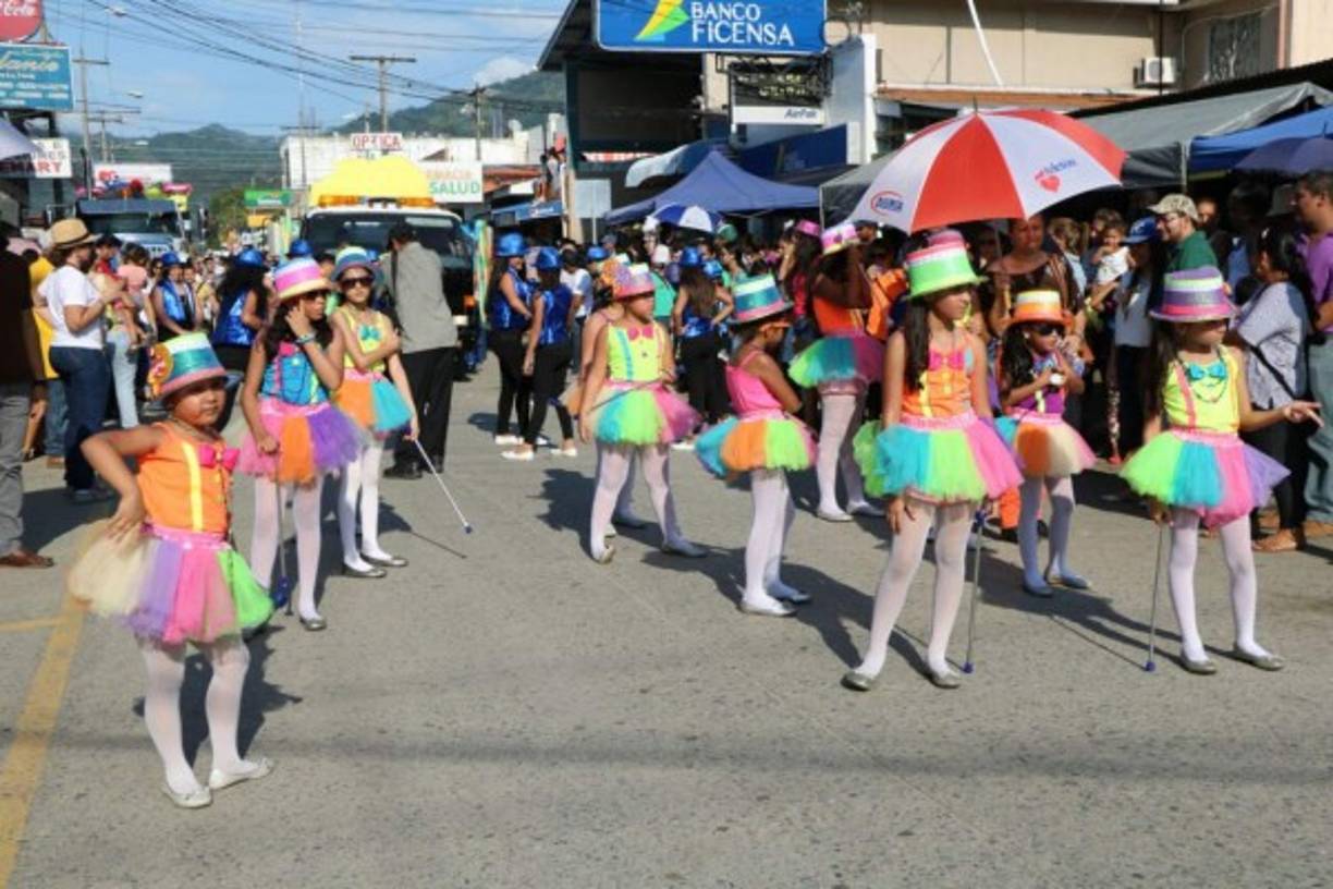 Pomponeras participan en la actividad previo al carnaval de El Progreso, ciudad fundada el 19 de octubre de 1892.