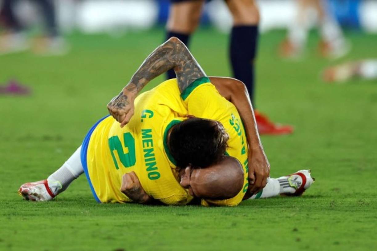 Dani Alves y un abrazo emocionante con su compañero Gabriel Menino tras ganar la final de Tokio-2020.