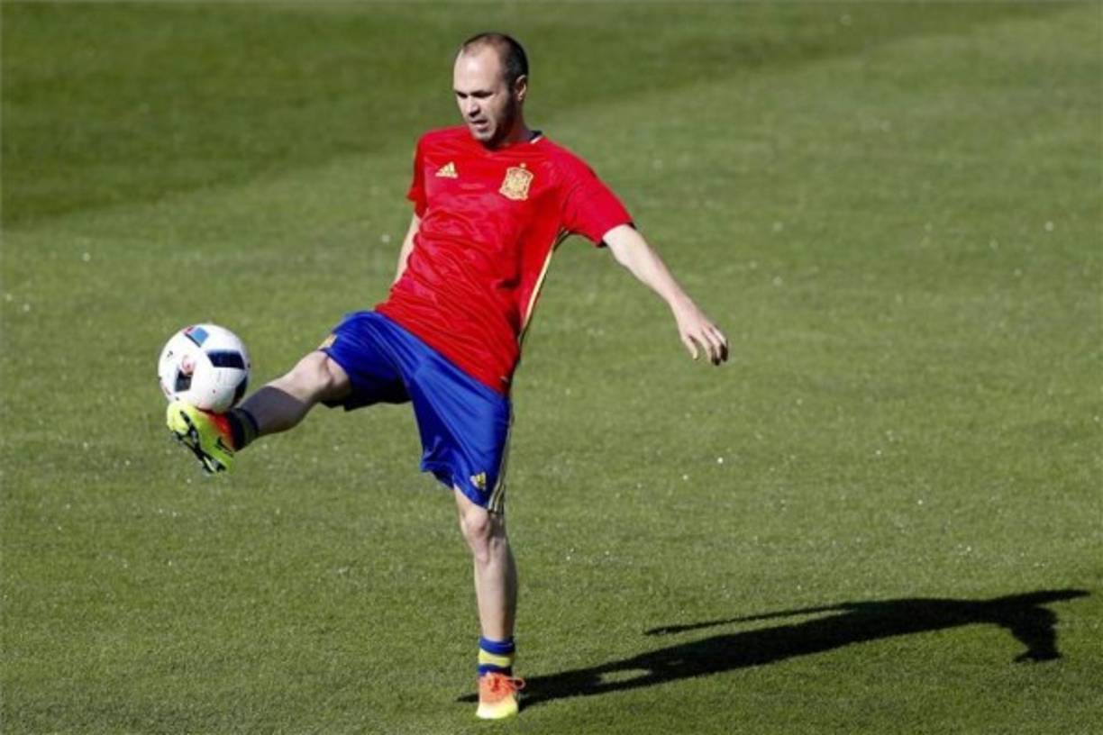 Andrés Iniesta cuenta con 34 años de edad y es uno de los favoritos de Messi.