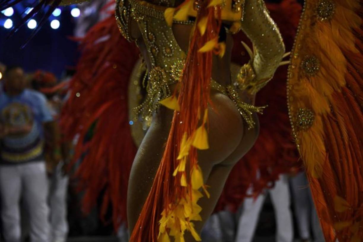 Las esculturales y trabajadas figuras de las representantes de las escuelas de samba dan vistosidad al 'mayor fiesta del planeta'.