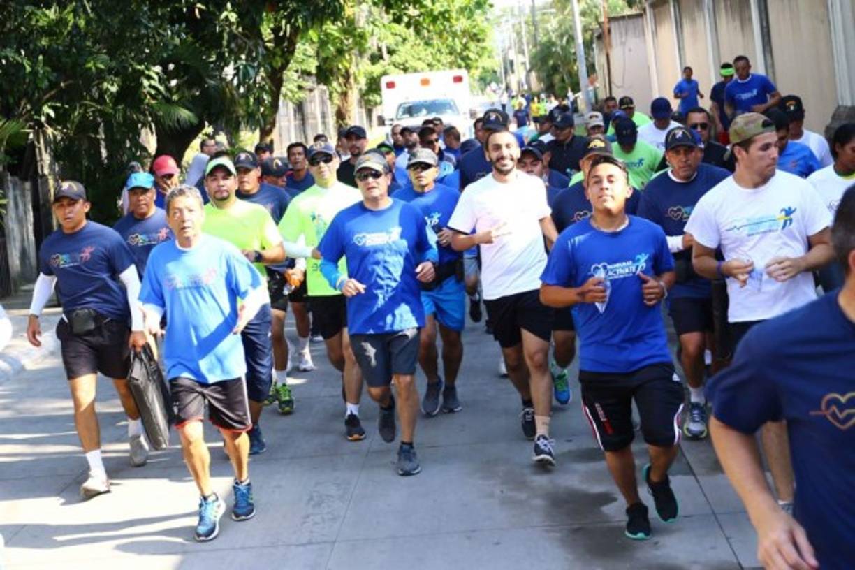 El presidente Juan Orlando Hernández acompañó a los sampedranos que decidieron participar de la actividad organizada por el gobierno.