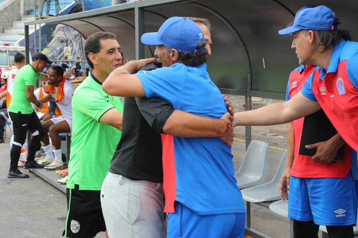 El abrazo entre Pedro Troglio y la Tota Medina antes de arrancar con el partido.