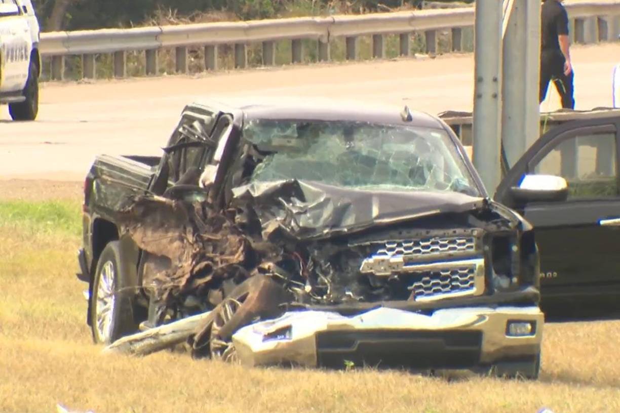 El impacto provocó que el primer vehículo cruzara la mediana central y entrara en el carril en dirección sur, donde chocó con otros dos automóviles antes de golpear una barandilla y volcar, dijeron las autoridades.